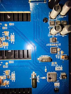 Nahaufnahme einer blauen Leiterplatte mit elektronischen Bauteilen
