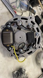 Rückansicht einer Lichtmaschine mit Bauteilen