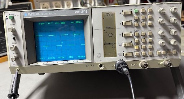 Philips PM 3350A Oszilloskop mit Sinuswelle