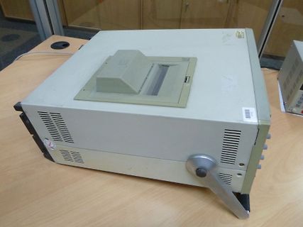 Altes elektronisches Gerät auf einem Tisch