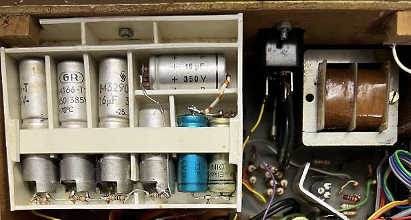 Innenansicht eines Netzteils mit Elektrolytkondensatoren