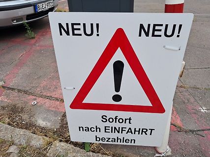 Hinweisschild für Parkplatzgebühren