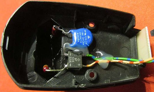 Innenansicht eines Gehäuses mit elektronischen Bauteilen