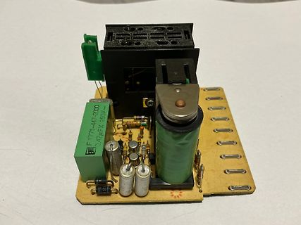 Elektronische Schaltung mit Spule und Kondensatoren
