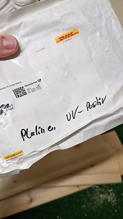 DHL Paket mit handschriftlicher Beschriftung