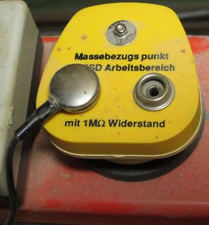 Gelbe Anschlussdose mit Beschriftung