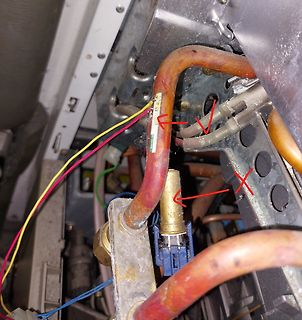 Kupferrohre und Bauteile in einer technischen Anlage