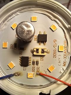 LED-Platine in Gehäuse mit Bauteilen