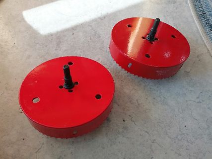 Zwei rote Metallscheiben mit Wellen