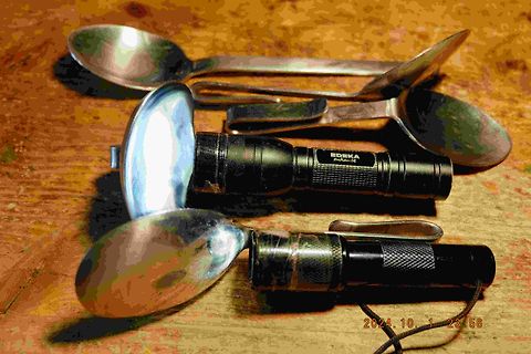 Löffel und Taschenlampen auf Holzuntergrund