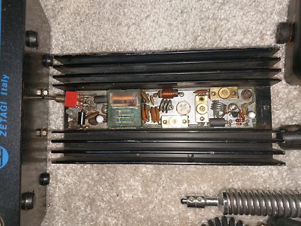 Innenansicht einer Elektronikplatine mit Kühlkörpern