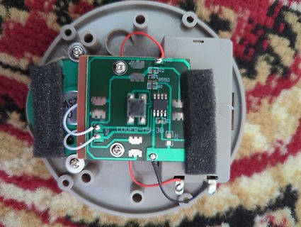 Geöffnete Elektronik mit Leiterplatte und Schaumstoffpolstern