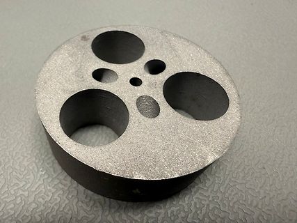 Metallisches Bauteil mit mehreren Bohrungen