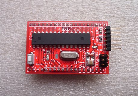 Rote Mikrocontroller-Leiterplatte mit ATmega-Chip