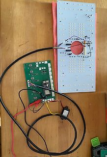 Elektronik-Aufbau mit zwei Leiterplatten und Verkabelung