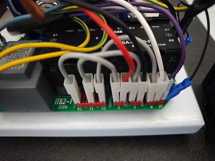 Verdrahtung eines Leistungsschalters oder Frequenzumrichters