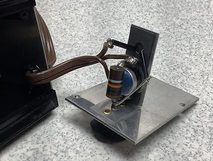 Freiluftverdrahtung eines Bauteils auf Metallplatte