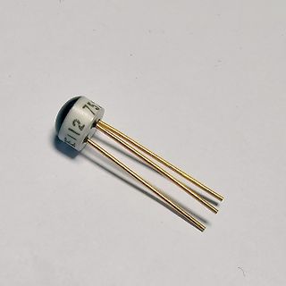 Elektronisches Bauteil mit drei Anschlüssen