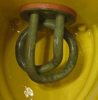 Metallischer Ringgriff in gelbem Behälter