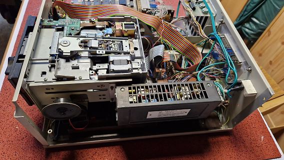Innenansicht eines geöffneten elektronischen Geräts mit Kabeln