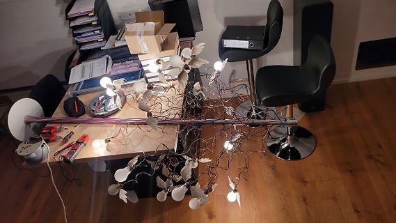 Unkonventionelle Lampe aus Glühbirnen auf einem Tisch