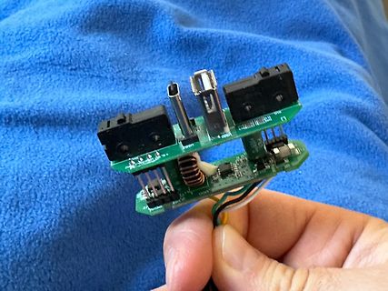 Leiterplatte mit USB-Buchsen und Kabeln
