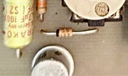 Elektronische Bauteile wie Kondensator und Widerstand