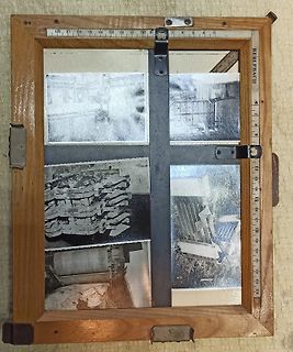 Gerahmte Schwarz-Weiß-Fotografien mit Skala