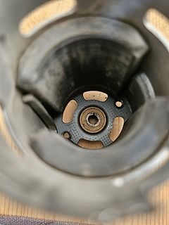 Nahaufnahme eines Metallbauteils mit Kugellager