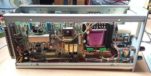 Innenansicht eines geöffneten elektronischen Geräts mit Transformator