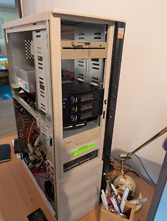 Offenes Computergehäuse mit Komponenten