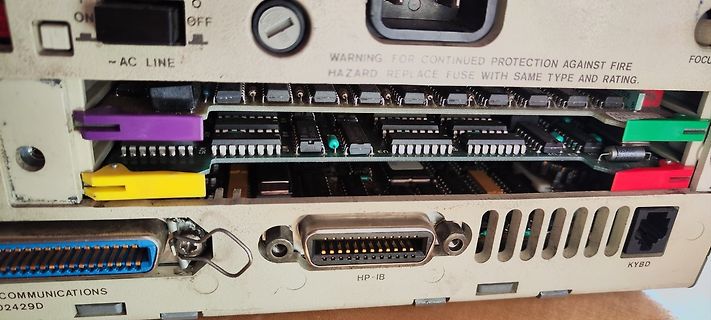 Rückansicht eines geöffneten Messgeräts mit Anschlüssen