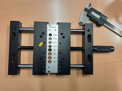 Messvorrichtung mit Messschieber auf Holztisch