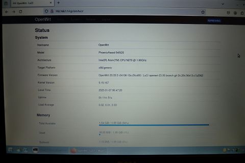 Foto eines Bildschirms mit OpenWrt Statusseite