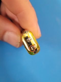 Nahaufnahme eines goldenen Bauteils in einer Hand