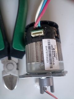 Elektromotor mit Typenschild und Seitenschneider