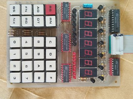 Leiterplatte mit Tastatur, 7-Segment-Anzeigen und integrierten Schaltkreisen
