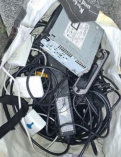 Haufen alter Elektronikgeräte und Kabel