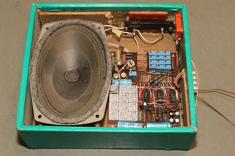 Innenansicht eines Lautsprechergehäuses mit Elektronik