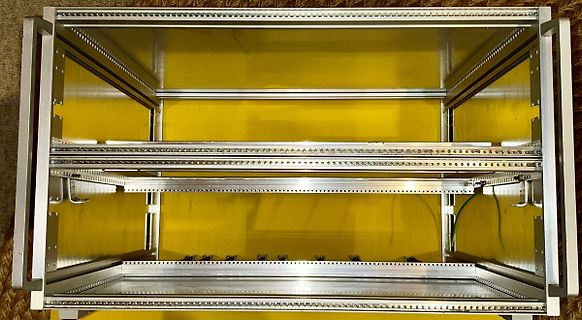 Leeres Metallgehäuse mit Montageschienen