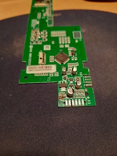 Grüne Leiterplatte mit elektronischen Bauteilen
