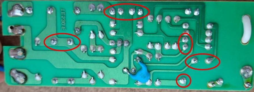 Foto einer geätzten Leiterplatte mit markierten Lötstellen