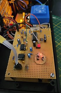 Selbstgelötete Lochrasterplatine mit elektronischen Bauteilen