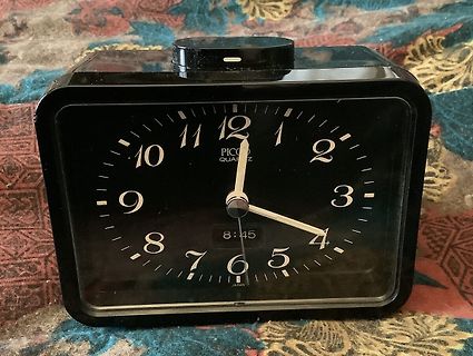 Schwarzer analoger Wecker