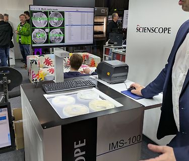 Messgerät IMS-100 auf einer Messe