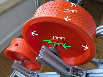 3D-gedruckte orangefarbene Räder auf Aluminiumprofilen