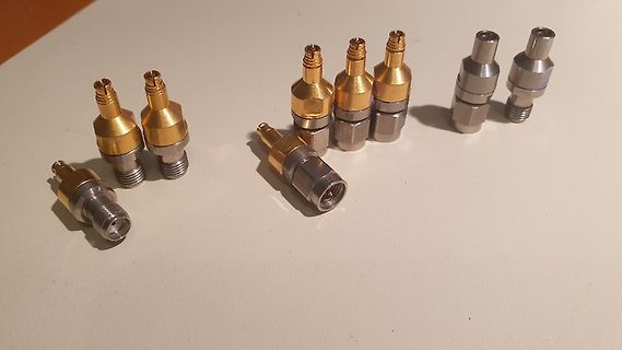 Verschiedene SMA-Steckverbinder auf Tisch