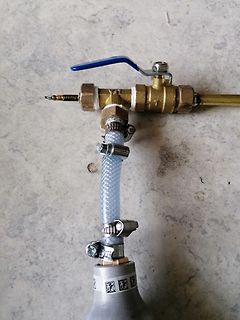 Messarmatur mit Kugelhahn und Schlauch