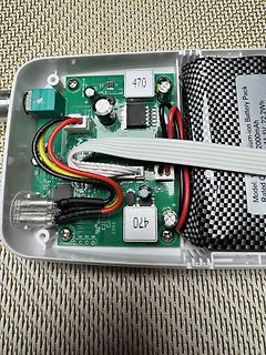 Offene Elektronik mit Leiterplatte und Akku