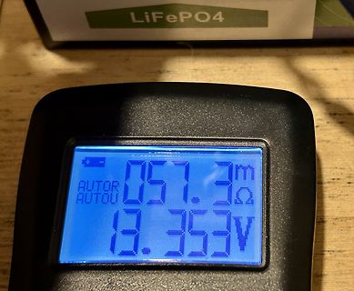 Digitales Multimeter mit Messwert